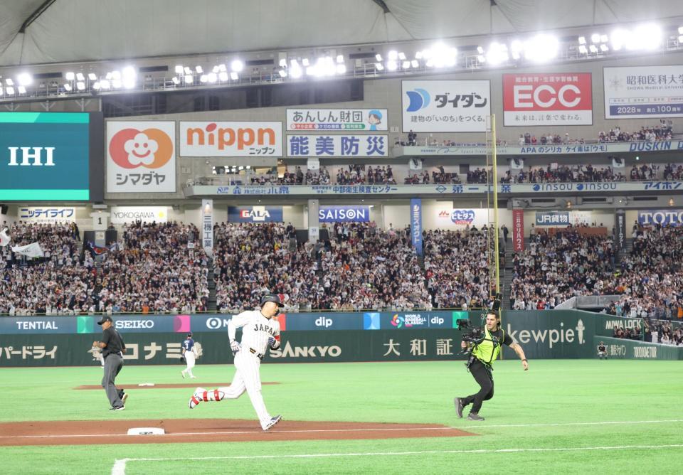 ３回、勝ち越しソロを放ち、ファンの歓声の中、本塁へ向かう鈴木（撮影・西岡正）