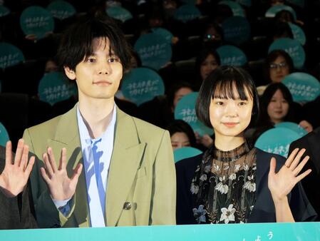 　手を振る萩原利久（左）と古川琴音