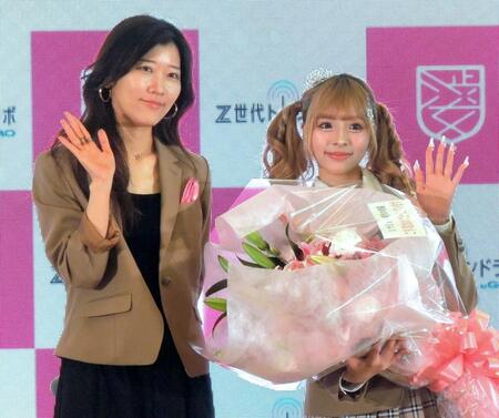 あいさ（右）に花束を贈呈したヒコロヒー　