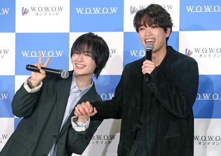 手をつなぐ大西流星（左）と原嘉孝（撮影・石井剣太郎）　