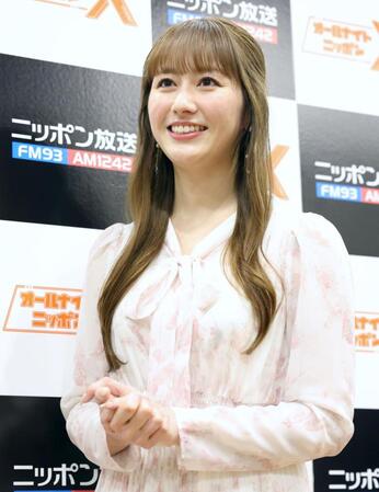 報道陣に笑顔で結婚報告をするももいろクローバーＺの佐々木彩夏＝ニッポン放送（撮影・吉澤敬太）