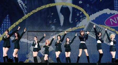 パフォーマンスするＮｉｚｉＵ（撮影・河村美貴）　