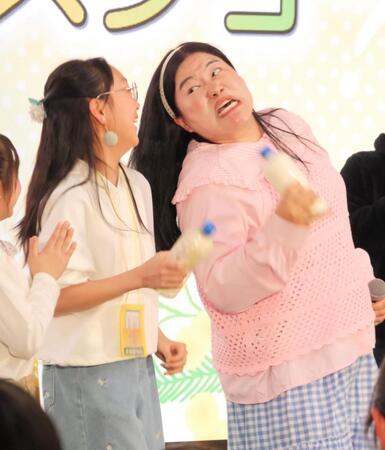 バター作りで、参加した女の子に強烈にすごむよしこ（右）