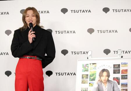 発売記念会見を行った新木宏典