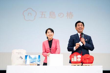 長崎県新上五島町で主演「てっぺんの向こうにあなたがいる」特別上映会を行った吉永小百合（左）と松下剛松下財団理事