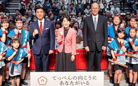 上映会に登場した吉永小百合（中央）