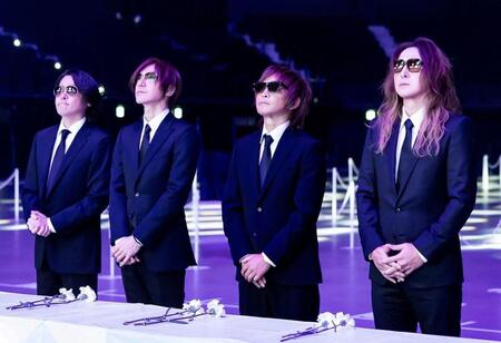 献花式に訪れたＬＵＮＡ　ＳＥＡのメンバー