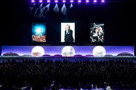 大勢のファンが参列した献花式の会場