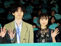 　手を振る萩原利久（左）と古川琴音