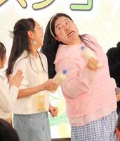 バター作りで、参加した女の子に強烈にすごむよしこ（右）