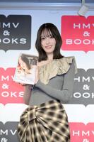 カレンダーをアピールする高橋ひかる