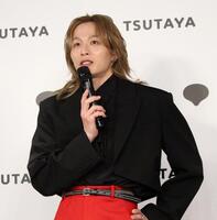 発売記念会見を行った新木宏典