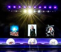 ドラムが３台置かれた祭壇