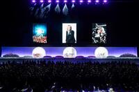 大勢のファンが参列した献花式の会場