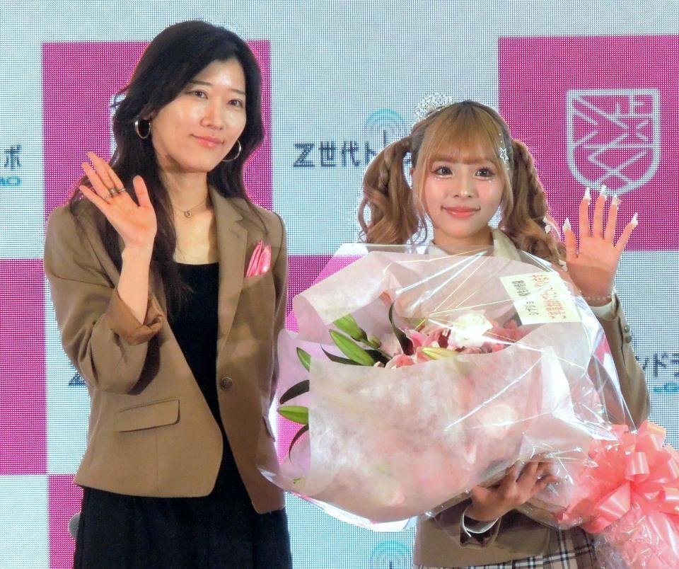 あいさ（右）に花束を贈呈したヒコロヒー　