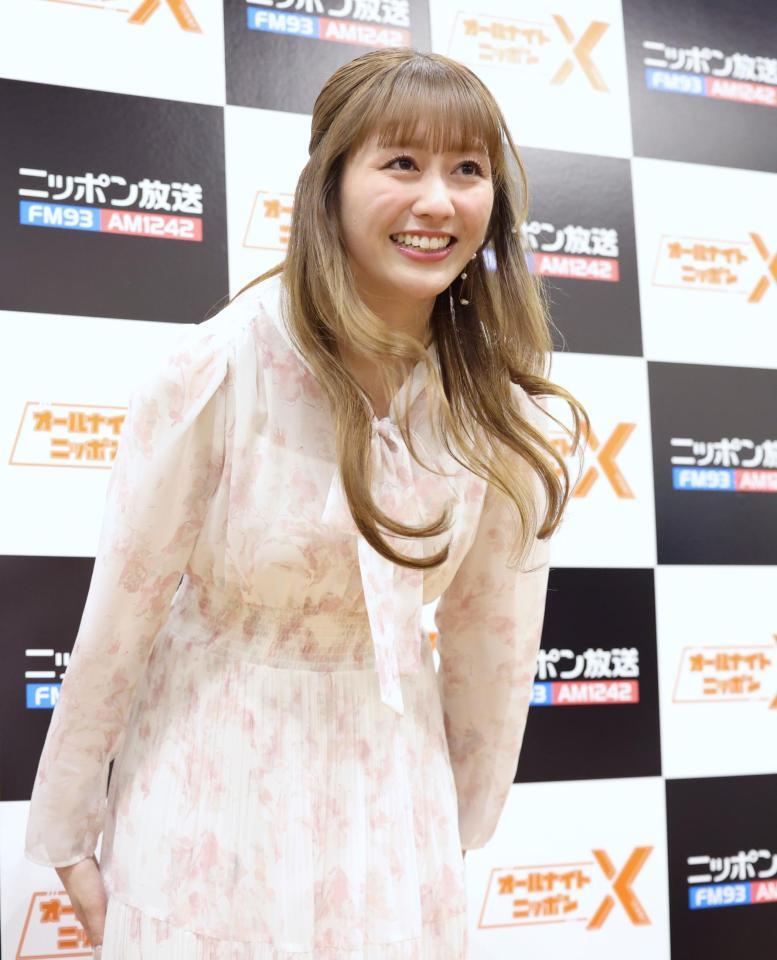 報道陣に笑顔で結婚報告をするももいろクローバーＺの佐々木彩夏＝ニッポン放送（撮影・吉澤敬太）