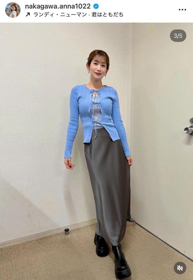 「二軒目」ロケで着用した衣装を披露する中川安奈アナ。公式インスタグラム＠ｎａｋａｇａｗａ．ａｎｎａ１０２２より
