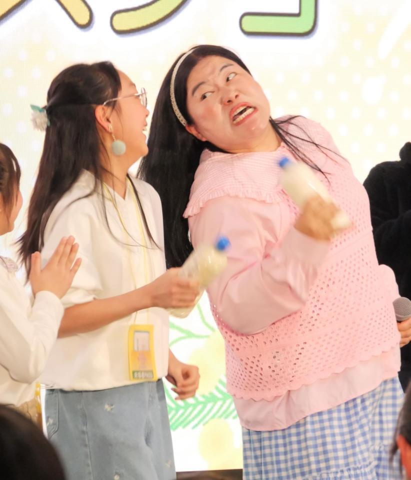 バター作りで、参加した女の子に強烈にすごむよしこ（右）