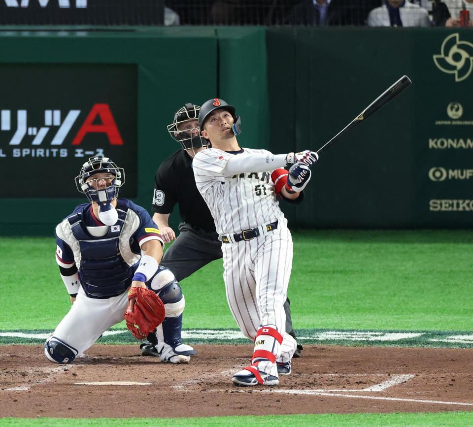 ３回、勝ち越しソロを放つ鈴木＝７日