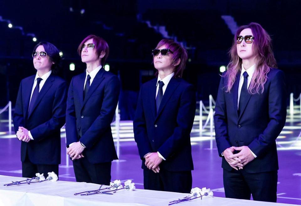 献花式に訪れたＬＵＮＡ　ＳＥＡのメンバー