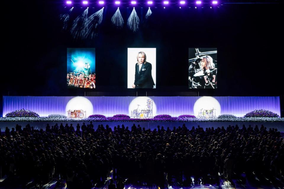 大勢のファンが参列した献花式の会場