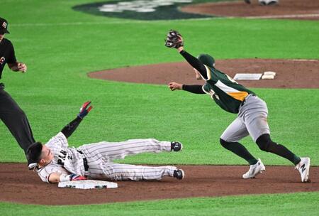 ８日・豪州戦の４回、飛び出した二走・牧は帰塁できず