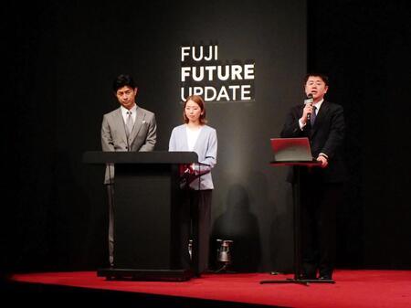 「ＦＵＪＩ　ＦＵＴＵＲＥ　ＵＰＤＡＴＥ　コンテンツラインナップ発表会　２０２６　春」の司会を務めた榎並大二郎アナウンサー（左）と小室瑛莉子アナ。右は赤池洋文・コンテンツ投資戦略局編成管理部長