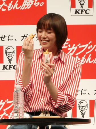 食レポを行う佐藤栞里