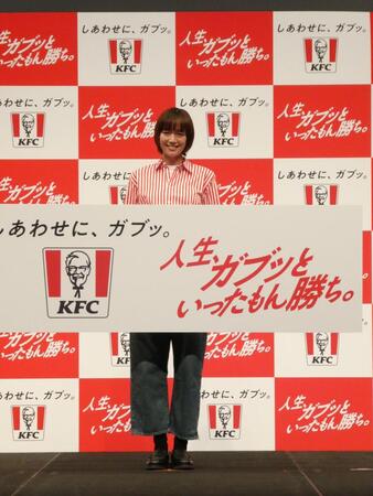 撮影に応じる佐藤栞里