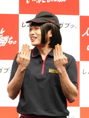 ネイルを見せる池田直人