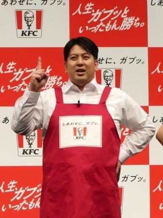 ポーズを決めるジャンボたかお