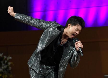 ５年ぶりのミュージカルで熱唱する竹内涼真（撮影・佐藤厚）