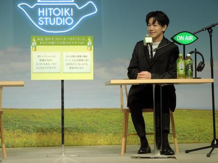 「綾鷹　ＨＩＴＯＩＫＩ　ＳＴＵＤＩＯ」ＰＲイベントに出演し悩み相談に応じた佐藤健