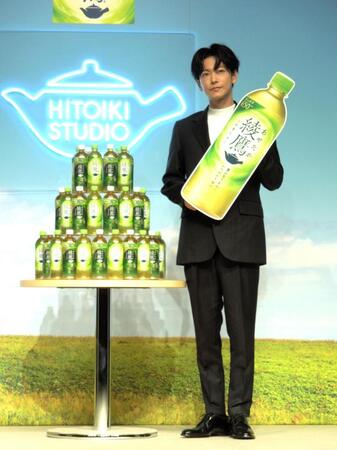 「綾鷹　ＨＩＴＯＩＫＩ　ＳＴＵＤＩＯ」ＰＲイベントに新アンバサダーとして出席した佐藤健