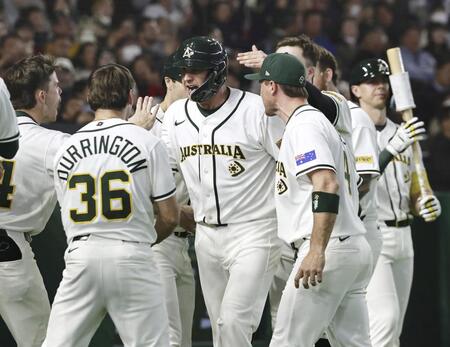 ５回、本塁打を放ち迎えられるオーストラリアのグレンディニング（中央）