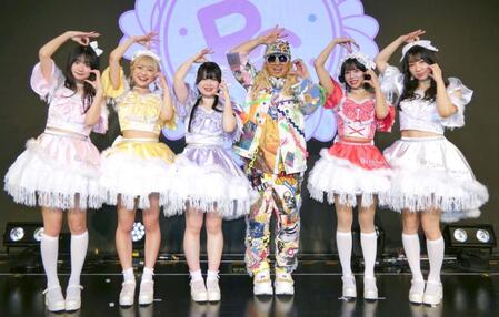 Ｂｒｉｇｈｔ　Ｃｈａｒｍポーズを披露する（左から）桜木あおい、陽向りおん、霧島あぁや、ＤＪ　ＫＯＯ、橋本みれい、松島じゅり