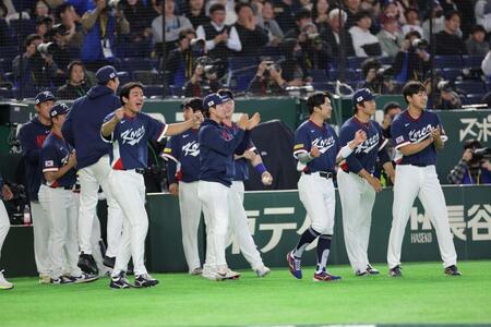 ７回のピンチを脱し、ベンチを飛び出す韓国ナイン（撮影・西岡正）