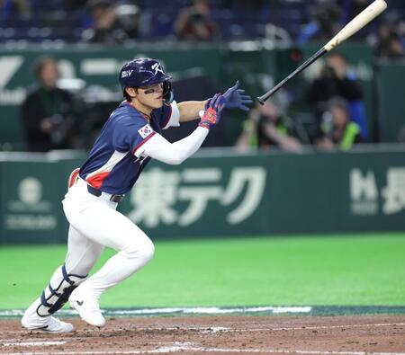 ６回、右前適時打を放つ国・金倒永（撮影・西岡正）