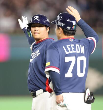 ５回、適時打を放ち、タッチを交わす韓国・文保景（撮影・西岡正）