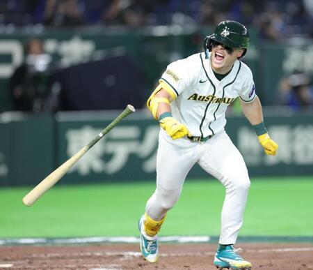 ８回、適時打を放つオーストラリア・バザーナ（撮影・西岡正）