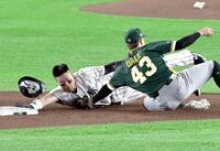 ８日・豪州戦の４回、打者大谷のとき、二走牧（左）がけん制でアウトになる。遊撃手デール