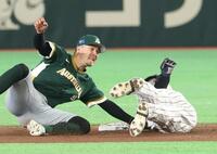 ８日・豪州戦の４回、打者大谷のとき、二走牧（右）がけん制でアウトになる