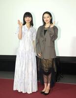 ポーズをとる見上愛（左）と上坂樹里（撮影・石井剣太郎）