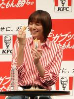 食レポを行う佐藤栞里