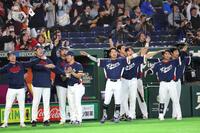 ６回、金倒永の適時打に飛行機ポーズで祝福する韓国ナイン（撮影・西岡正）