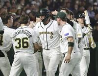 ５回、本塁打を放ち迎えられるオーストラリアのグレンディニング（中央）