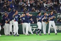 ７回のピンチを脱し、ベンチを飛び出す韓国ナイン（撮影・西岡正）