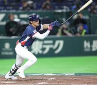 ６回、右前適時打を放つ国・金倒永（撮影・西岡正）