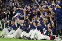 　オーストラリアに勝利し、笑顔で記念撮影する韓国の選手たち