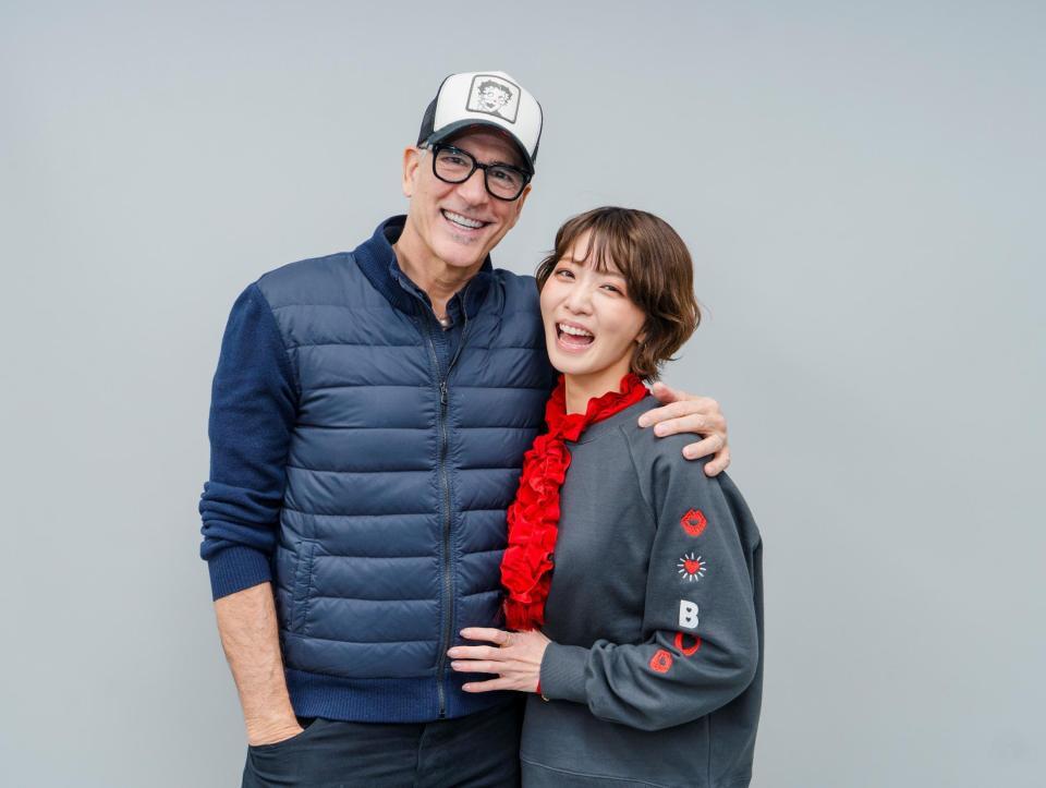 （左から）ジェリー・ミッチェル氏、礼真琴（３月３日撮影　Ａｖｅｒｙ　Ｂｒｕｎｋｕｓ）